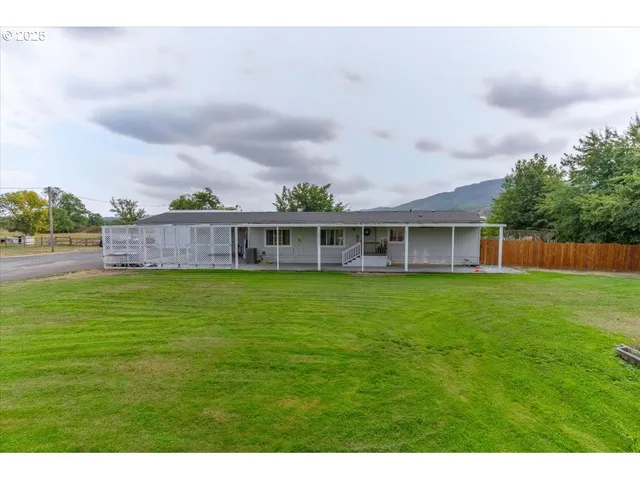 $700,000 | 36280 Airport Drive, Lebanon, OR 97355