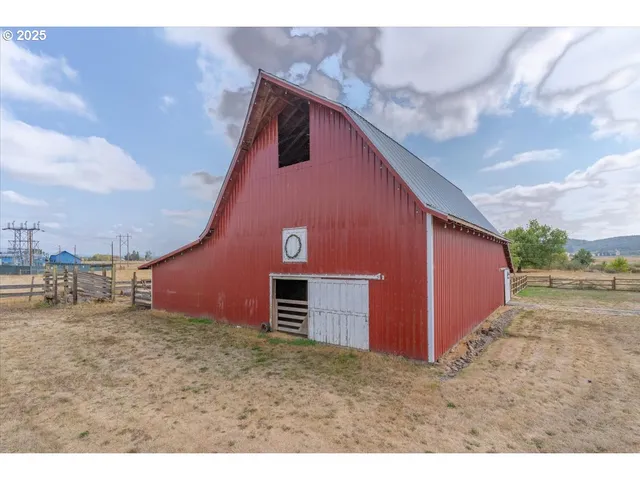 $700,000 | 36280 Airport Drive, Lebanon, OR 97355