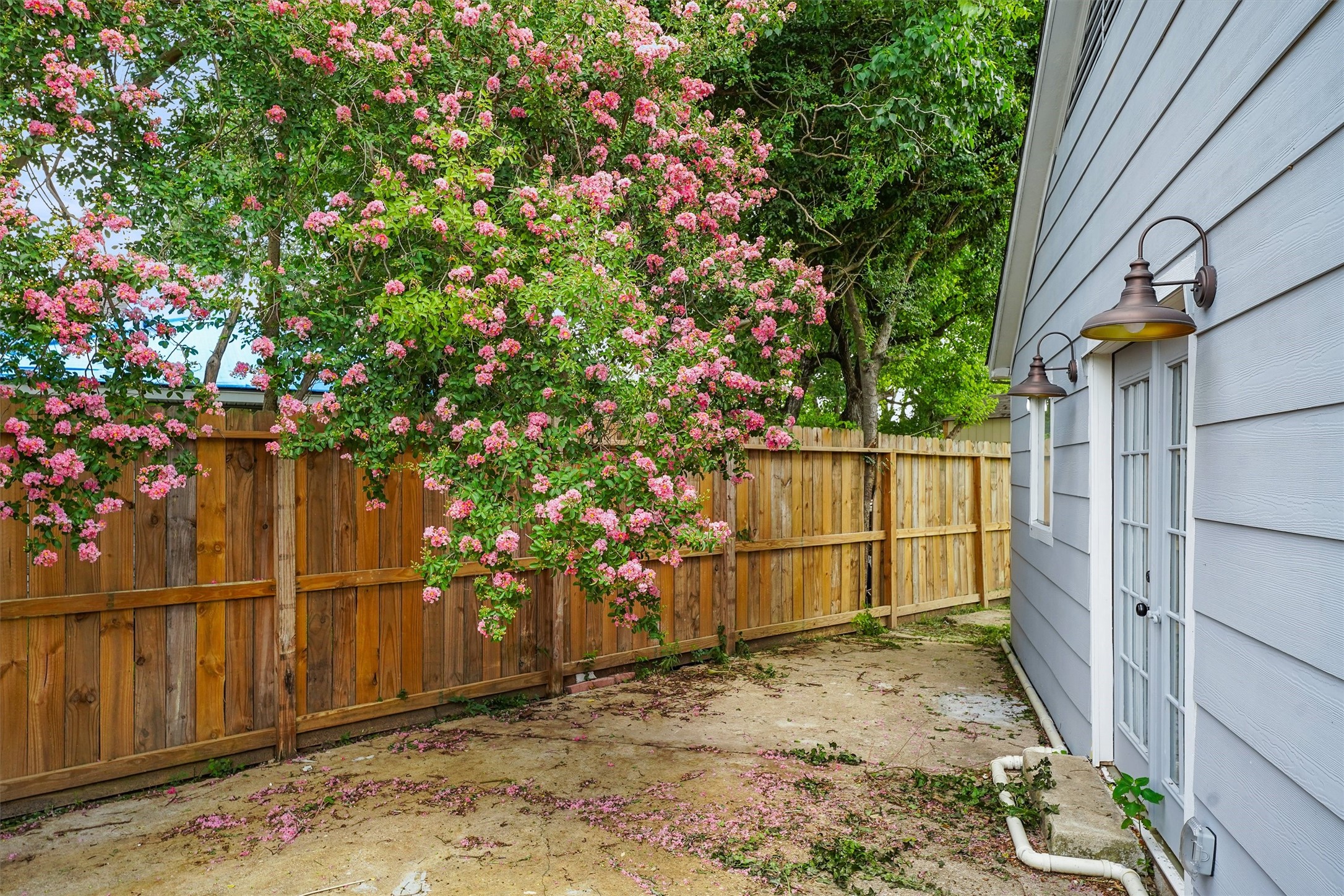 1615 Hiller Street Houston, TX 77015 - Photo 24 of 26 a backyard of a house