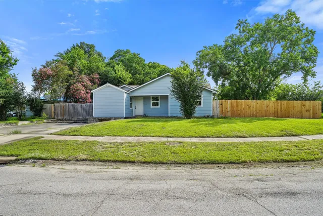 a view of a house with a backyard