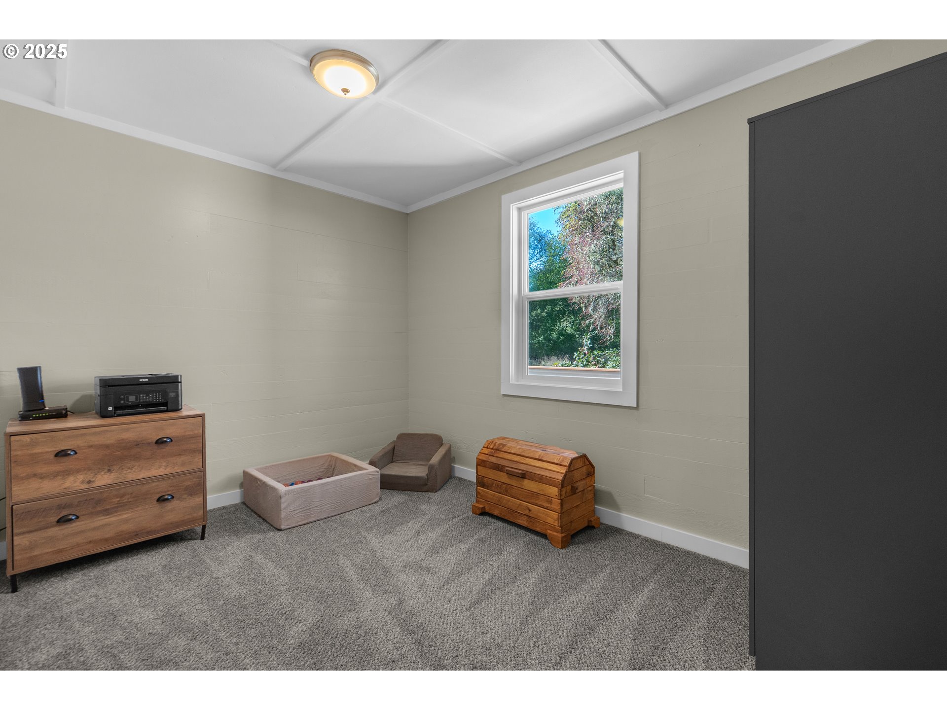 90635 Spring Road Astoria, OR 97103 - Photo 17 of 38 a living room with furniture and a window