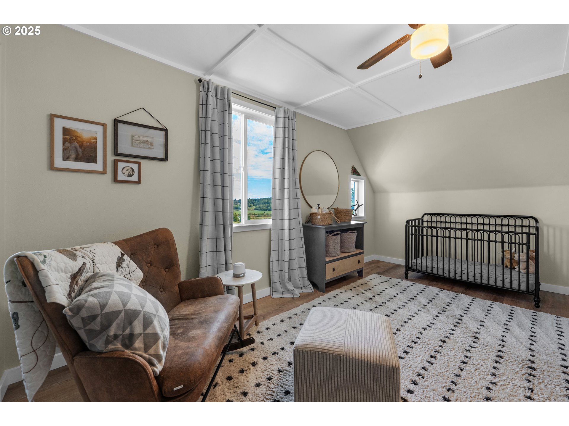 90635 Spring Road Astoria, OR 97103 - Photo 27 of 38 a living room with furniture