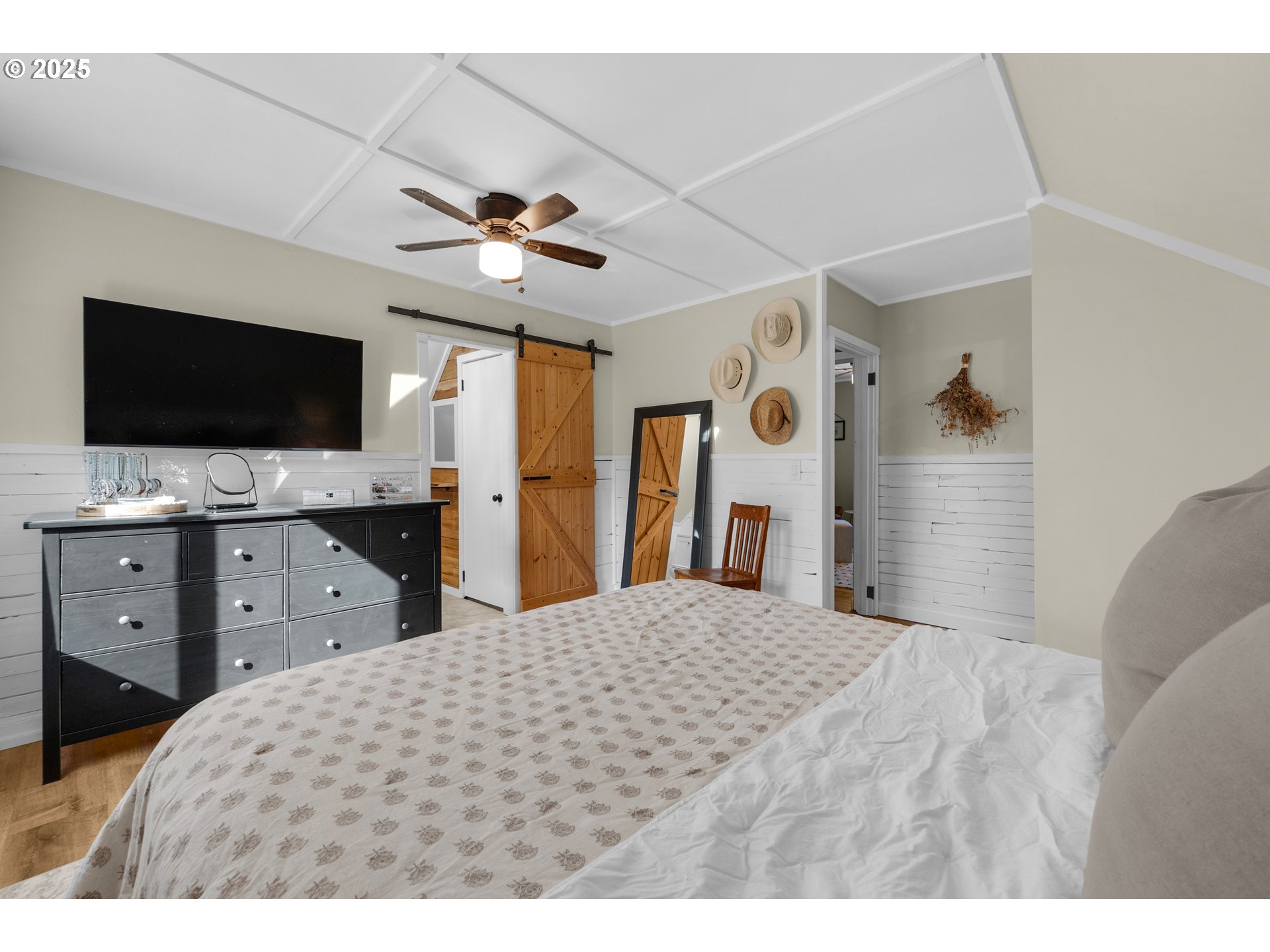 90635 Spring Road Astoria, OR 97103 - Photo 32 of 38 a view of living room with flat screen tv