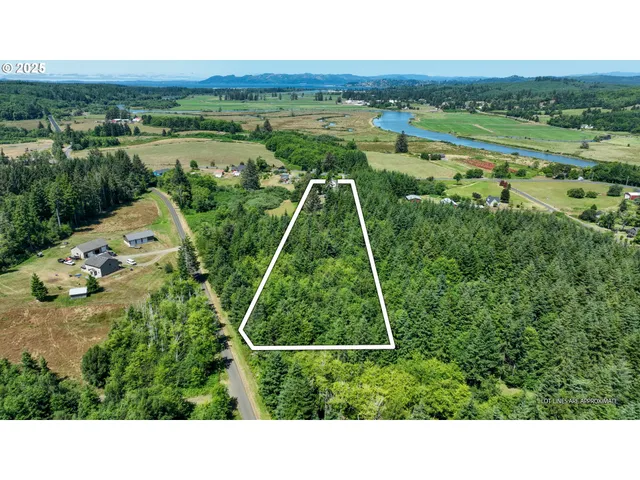 a view of an outdoor space and a yard