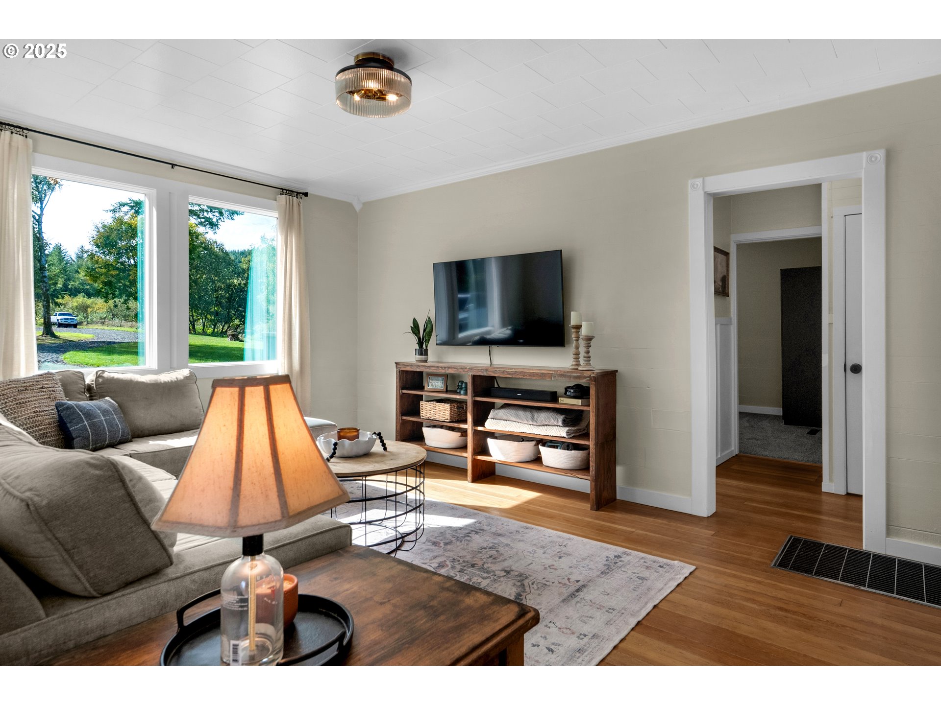 90635 Spring Road Astoria, OR 97103 - Photo 9 of 38 a living room with furniture and a flat screen tv