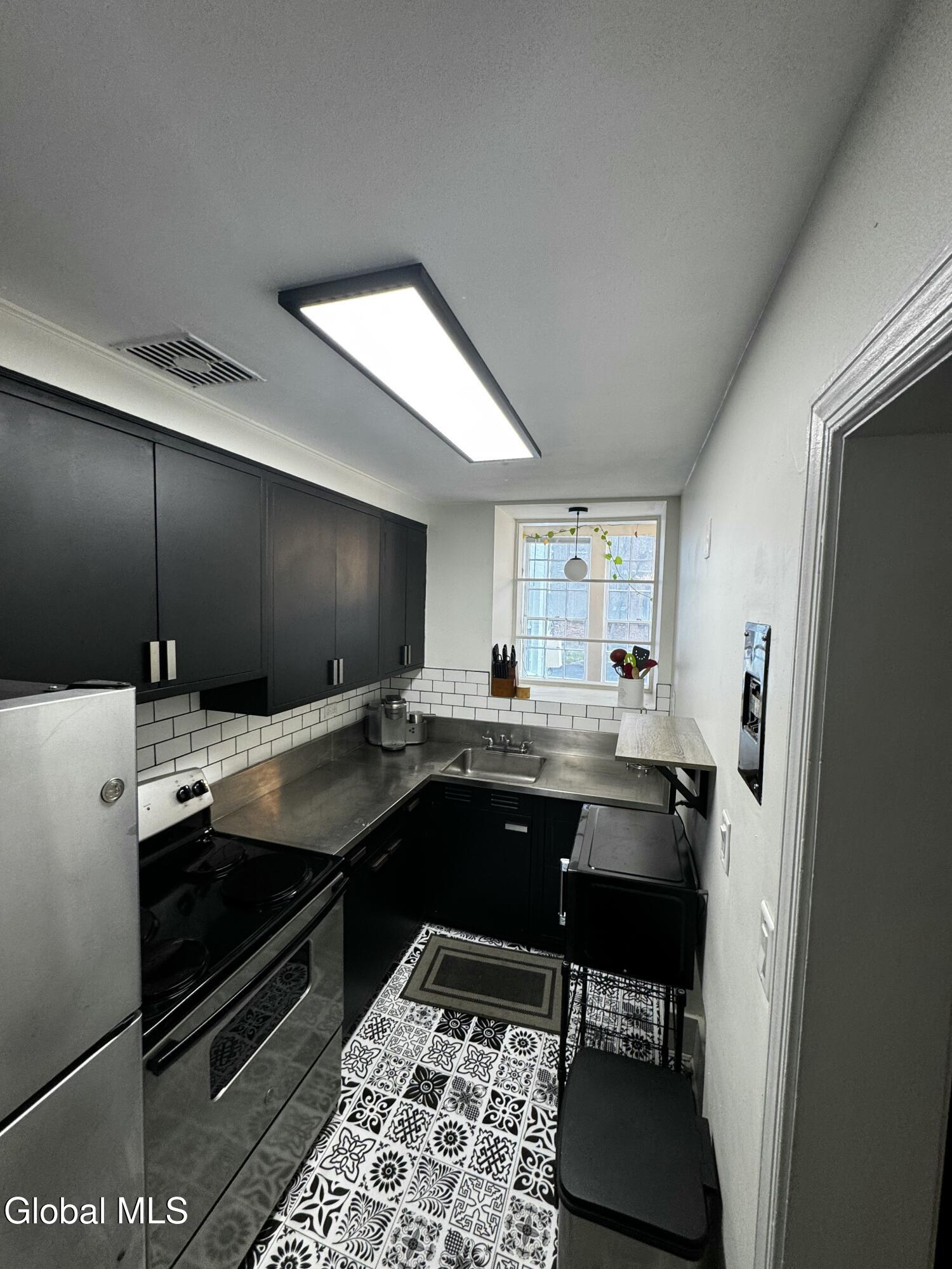 612 Union Street, Unit 2 Schenectady, NY 12305 - Photo 15 of 26 76BD8F52-7C2E-4113-8197-33C20BEBE445