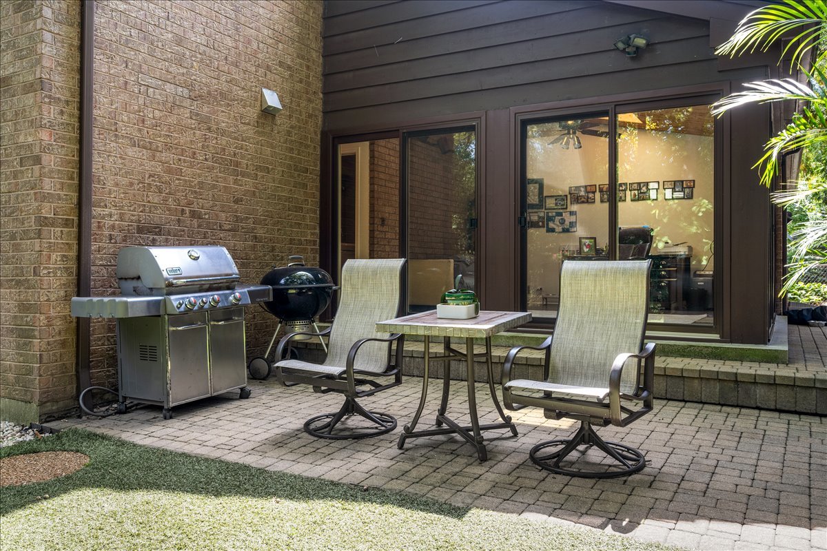 1985 Clavey Road Highland Park, IL 60035 - Photo 27 of 35 a view of a workspace with furniture