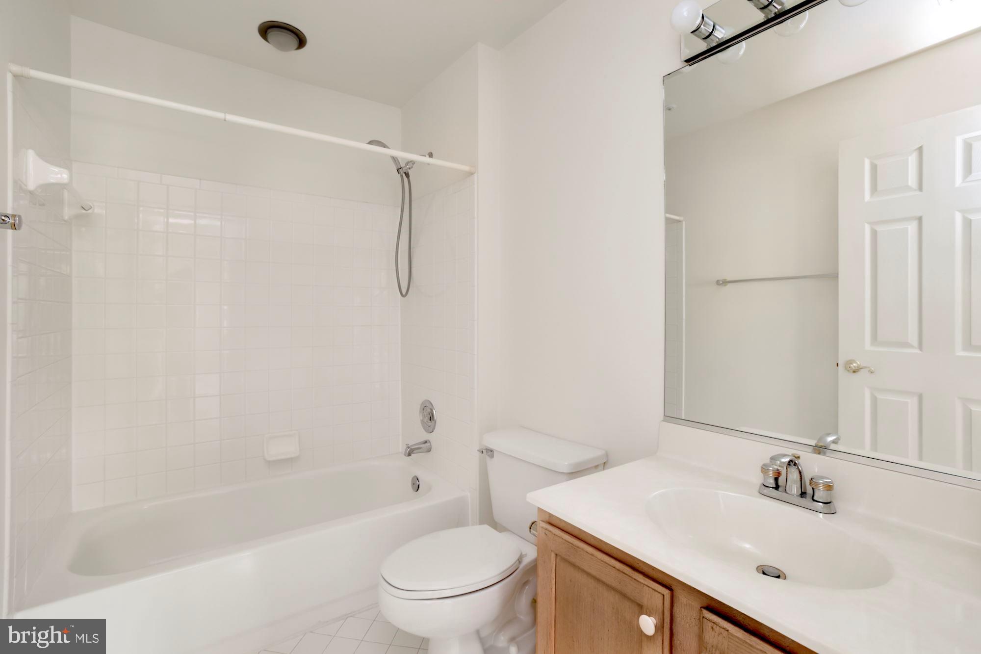 302 Ridgepoint Place, Unit 28 Gaithersburg, MD 20878 - Photo 13 of 23 Full hall bsthroom