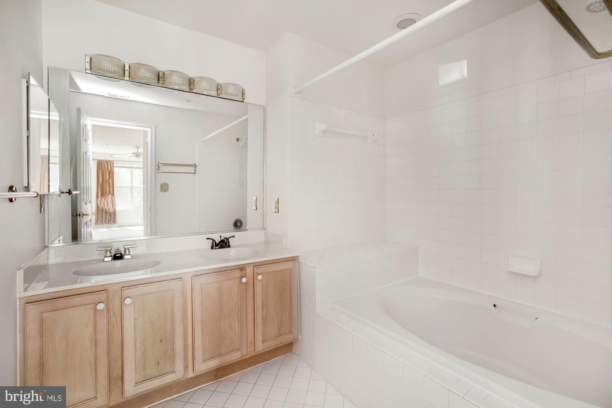 302 Ridgepoint Place, Unit 28 Gaithersburg, MD 20878 - Photo 16 of 23 Master bathroom