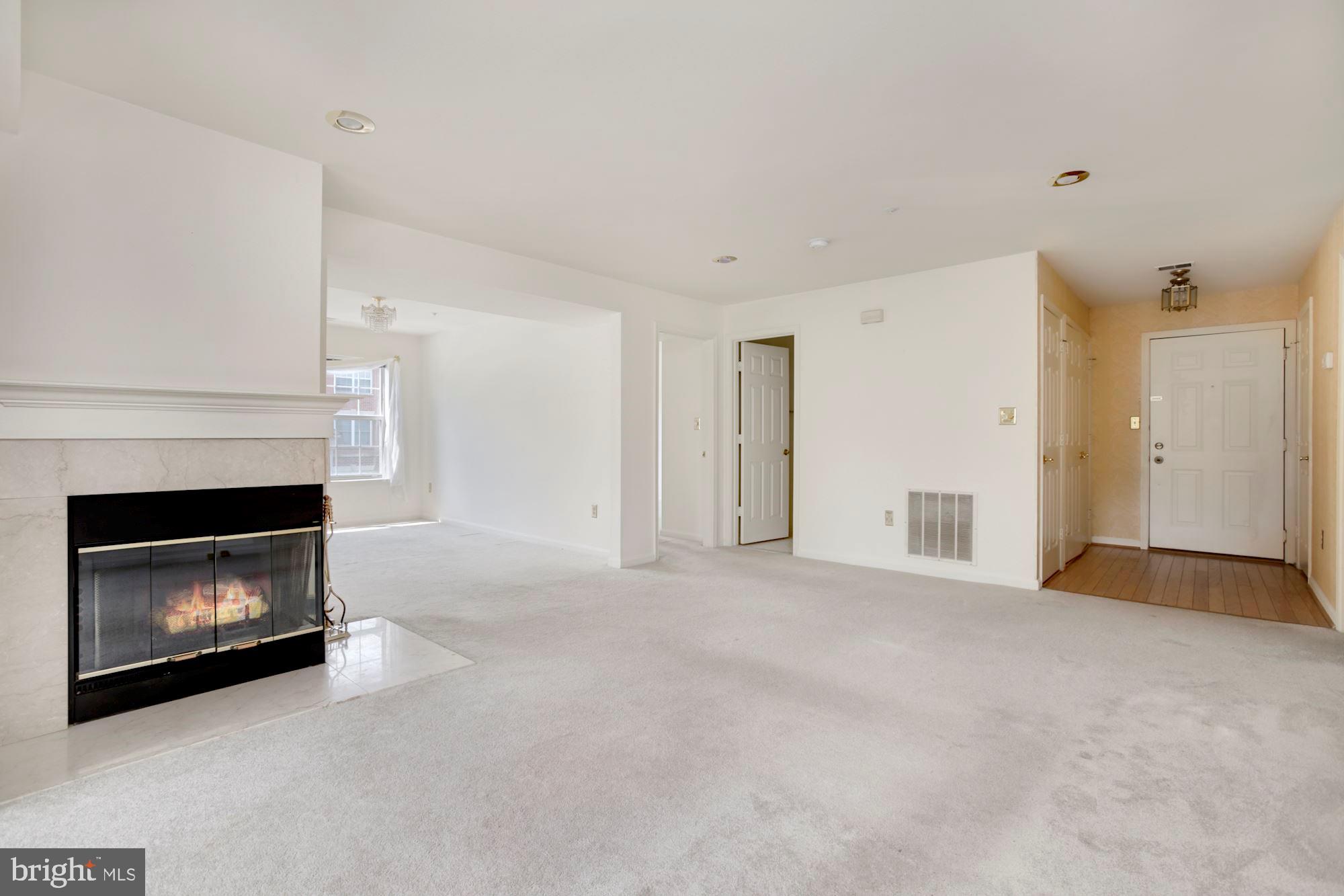 302 Ridgepoint Place, Unit 28 Gaithersburg, MD 20878 - Photo 4 of 23 Living Room