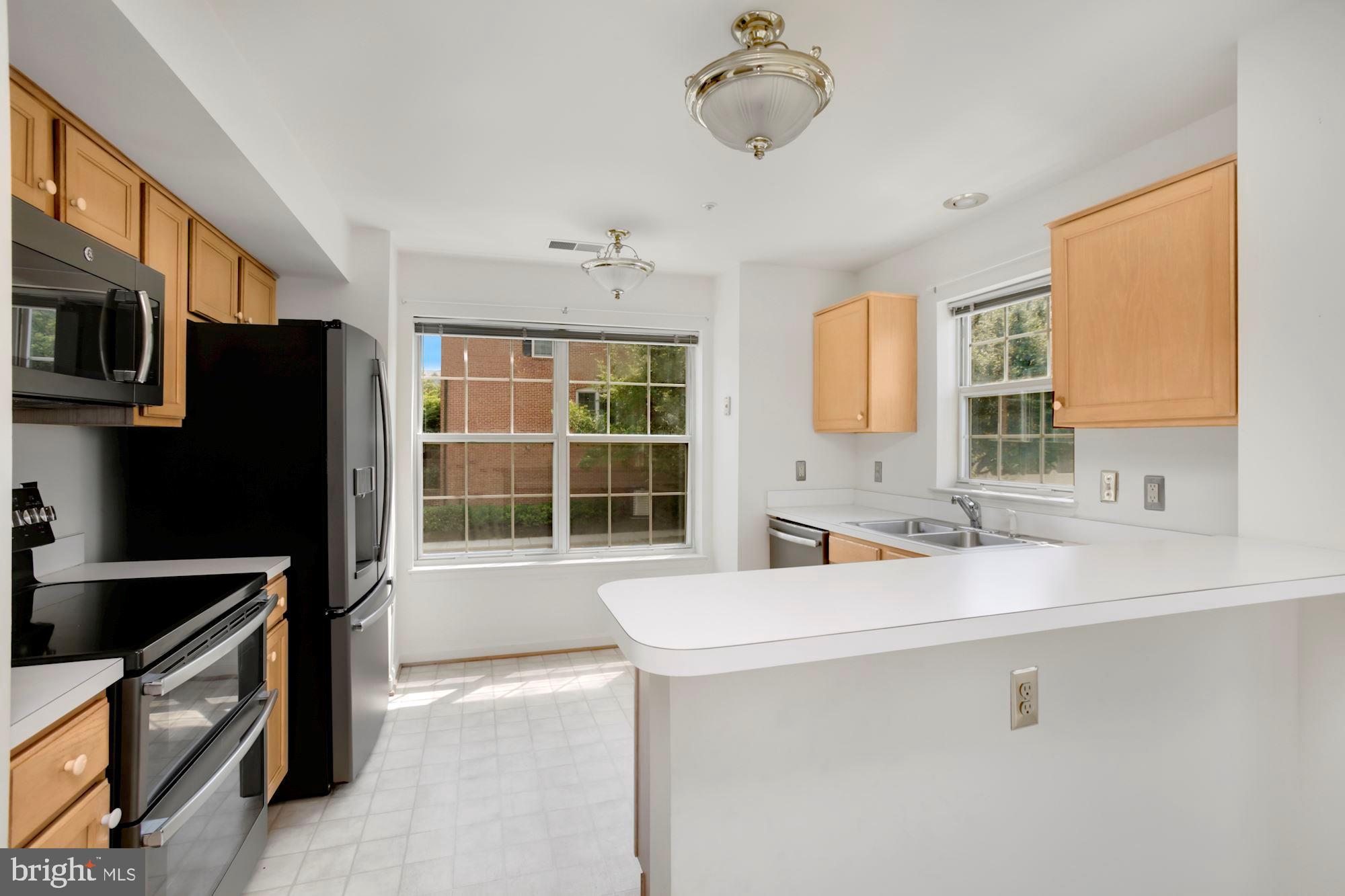 302 Ridgepoint Place, Unit 28 Gaithersburg, MD 20878 - Photo 7 of 23 Kitchen