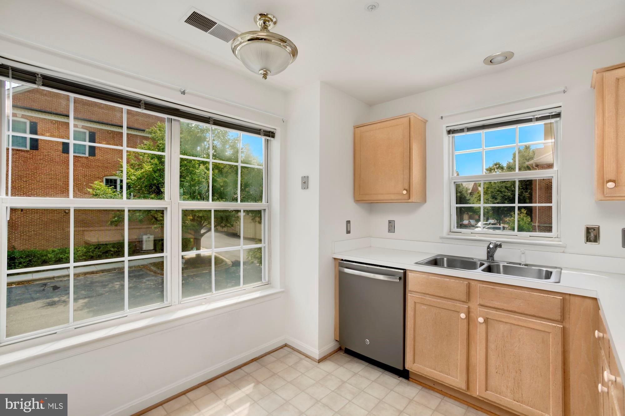 302 Ridgepoint Place, Unit 28 Gaithersburg, MD 20878 - Photo 8 of 23 Well lite kitchen