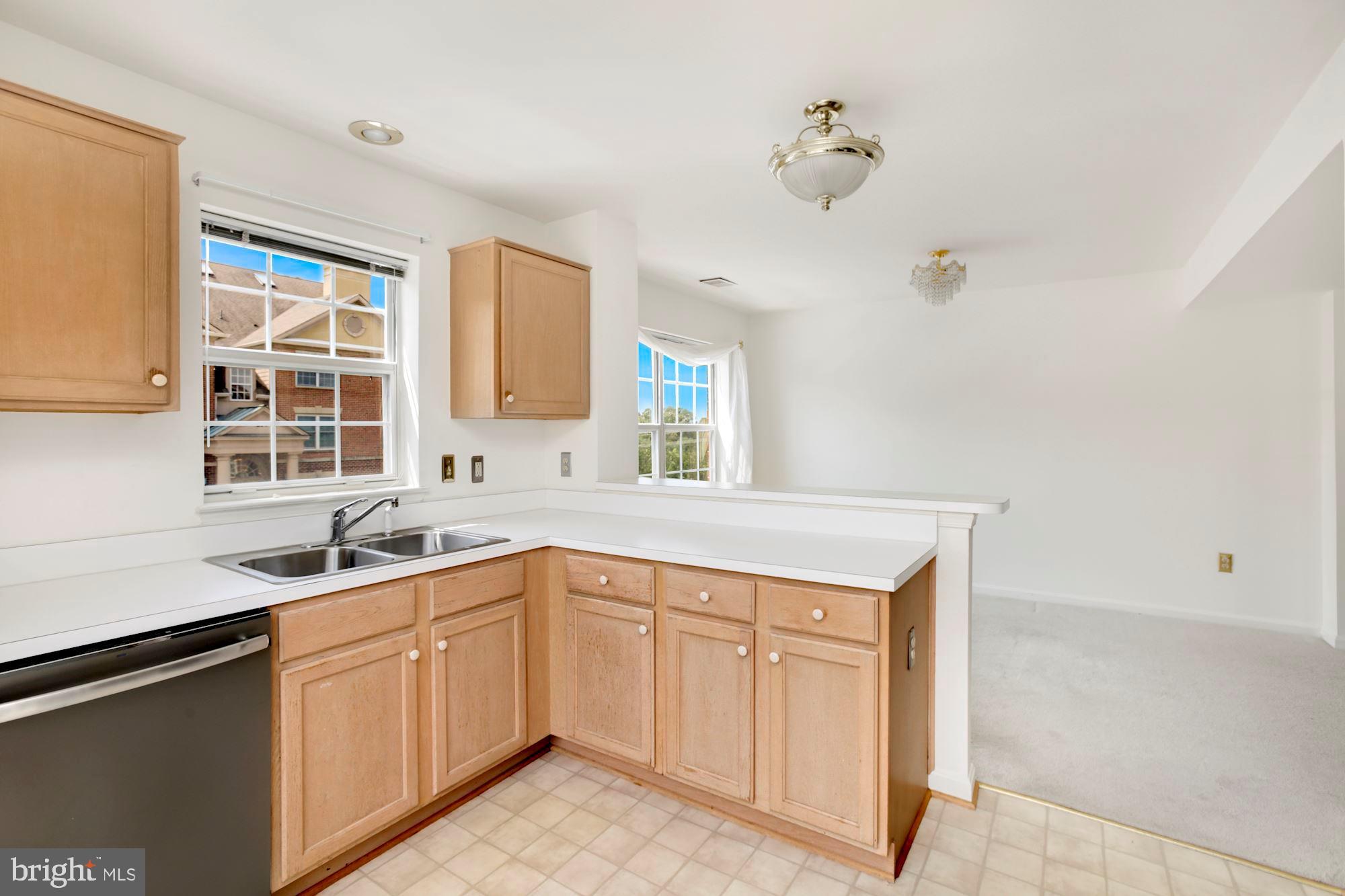 302 Ridgepoint Place, Unit 28 Gaithersburg, MD 20878 - Photo 9 of 23 Kitchen with breakfast bar