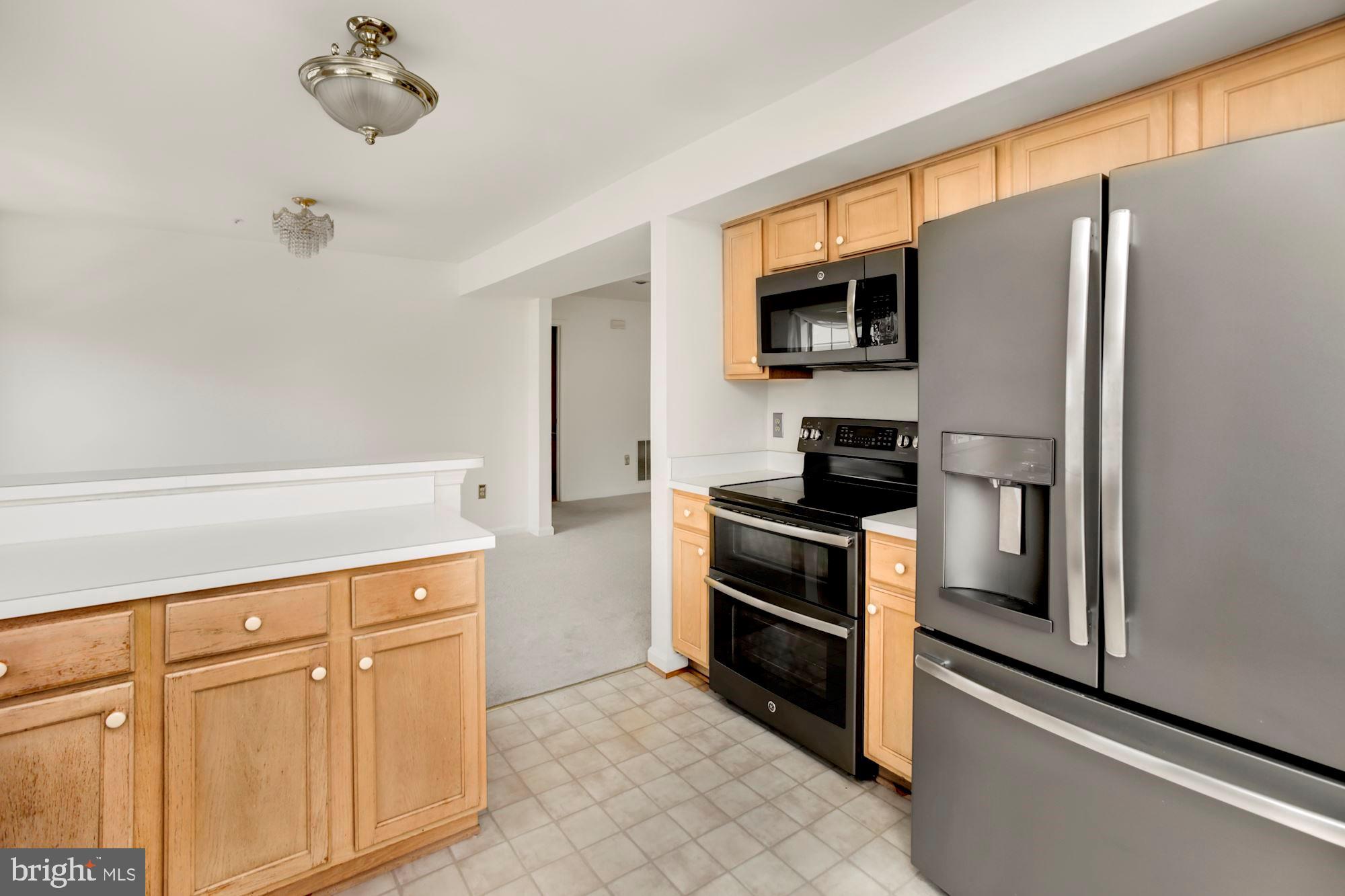 302 Ridgepoint Place, Unit 28 Gaithersburg, MD 20878 - Photo 10 of 23 Stainless steel appliances