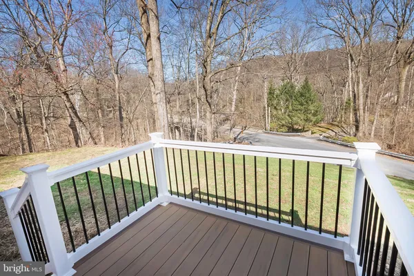 a view of a house with backyard and trees