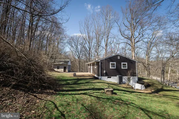 a view of a house with yard and garage