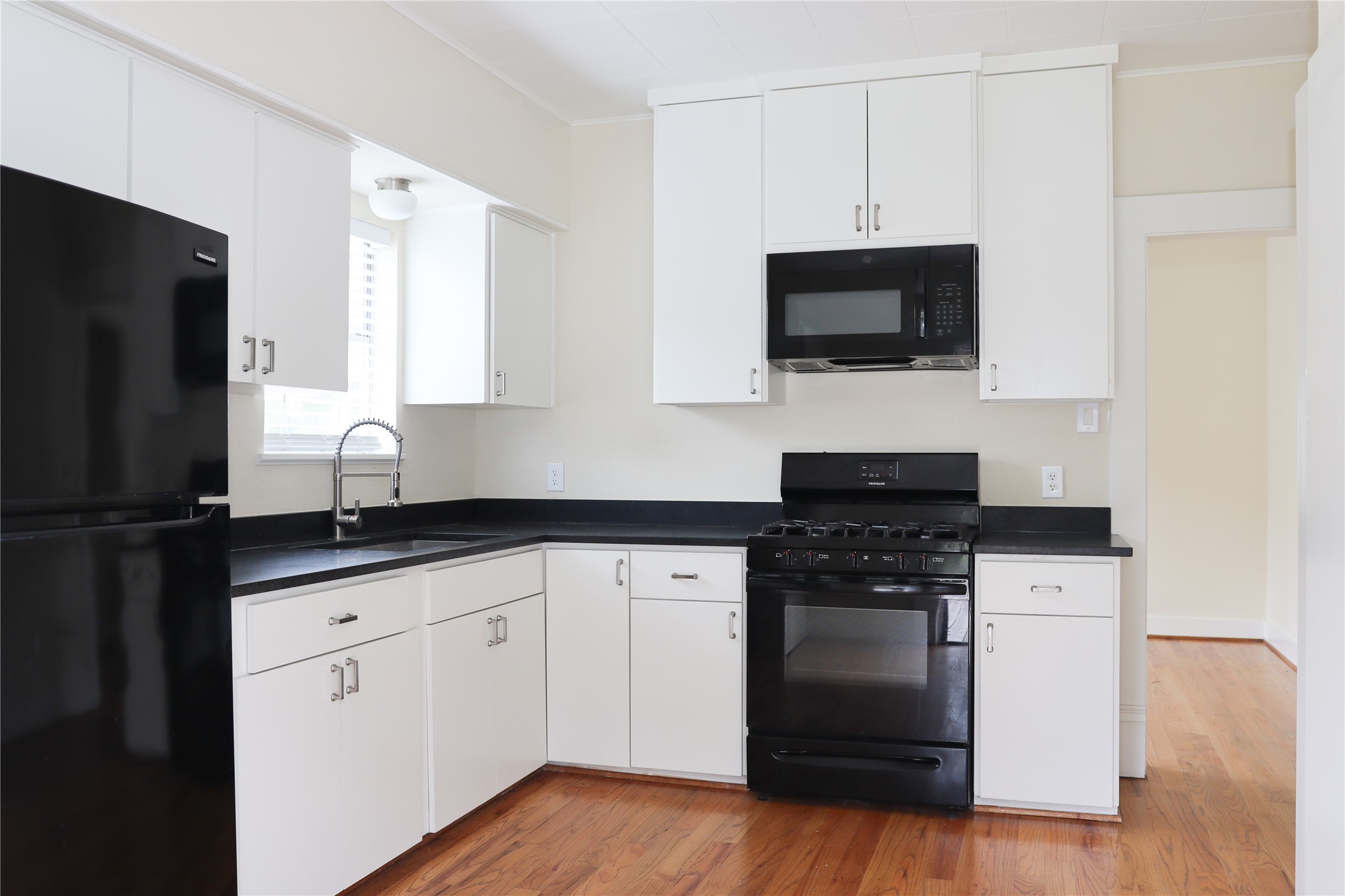 220 West 16th Street Houston, TX 77008 - Photo 8 of 11 Kitchen