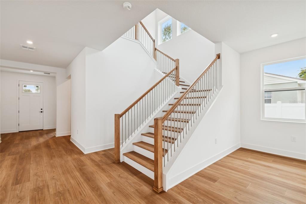 809 West Indiana Avenue Tampa, FL 33603 - Photo 16 of 64 a view of entryway with wooden floor