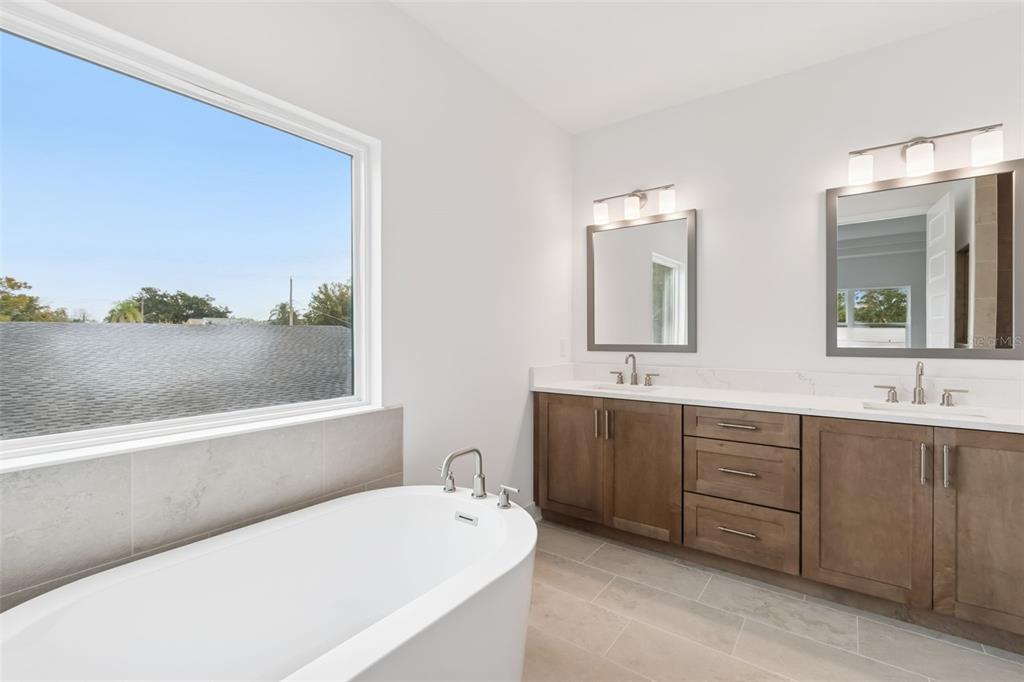 809 West Indiana Avenue Tampa, FL 33603 - Photo 35 of 64 a bathroom with a tub sink and mirror