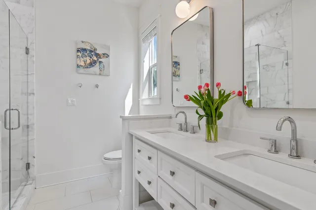 a en suite bathroom with a shower