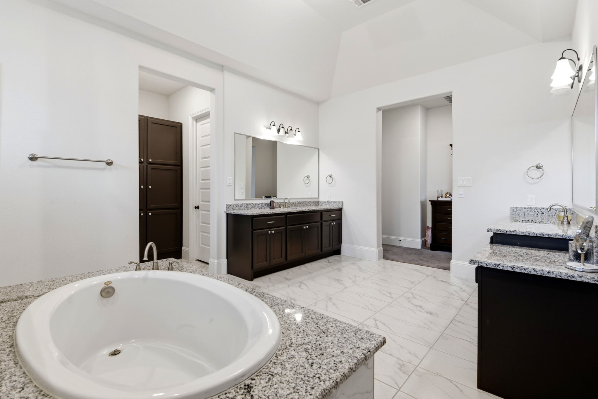 10062 South Goshawk Trail Conroe, TX 77385 - Photo 24 of 43 a spacious bathroom with a tub sink and mirror