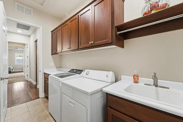 $672,500 | 2558 Edgebrook Lane, Manteca, CA 95336