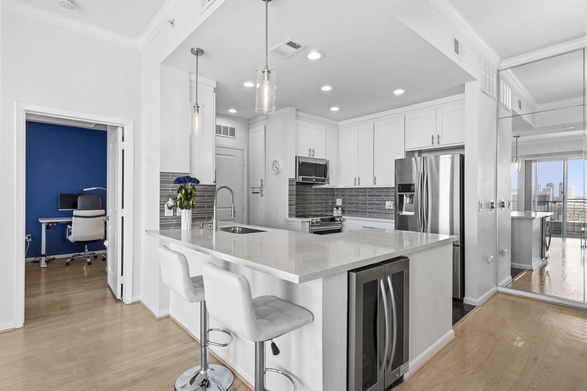 3505 Sage Road, Unit 1905 Houston, TX 77056 - Photo 4 of 15 a kitchen with kitchen island a refrigerator stove microwave and cabinets