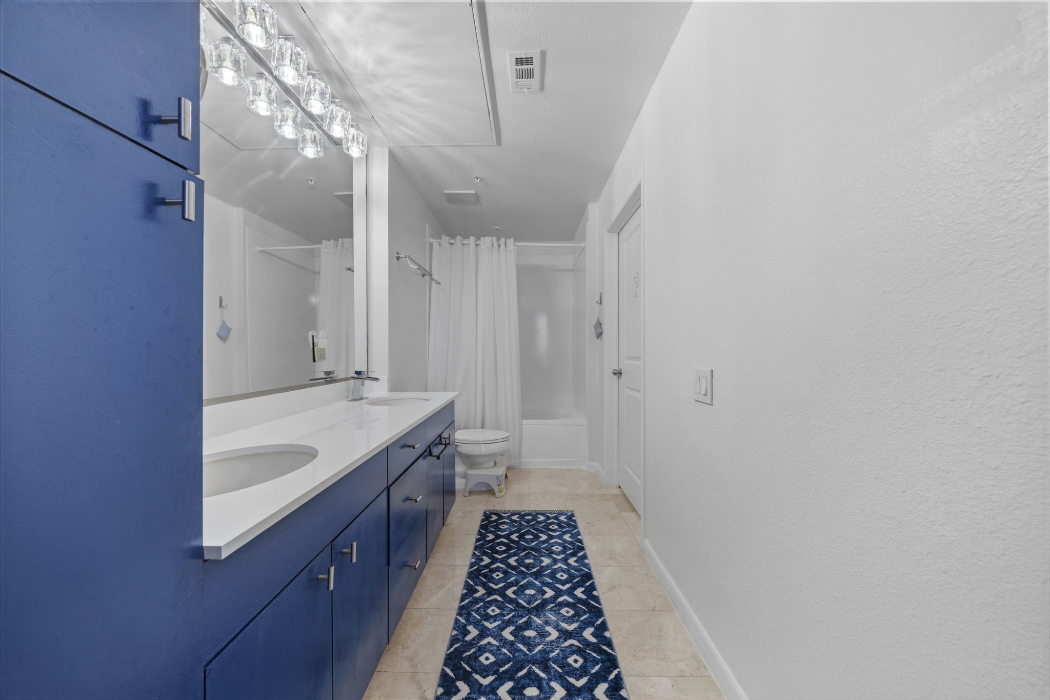 3505 Sage Road, Unit 1905 Houston, TX 77056 - Photo 8 of 15 a bathroom with a sink and a bathtub