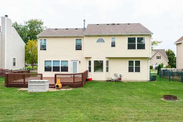$432,500 | 992 McPhee Drive, Lake In The Hills, IL 60156
