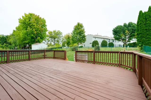 a view of deck with a garden