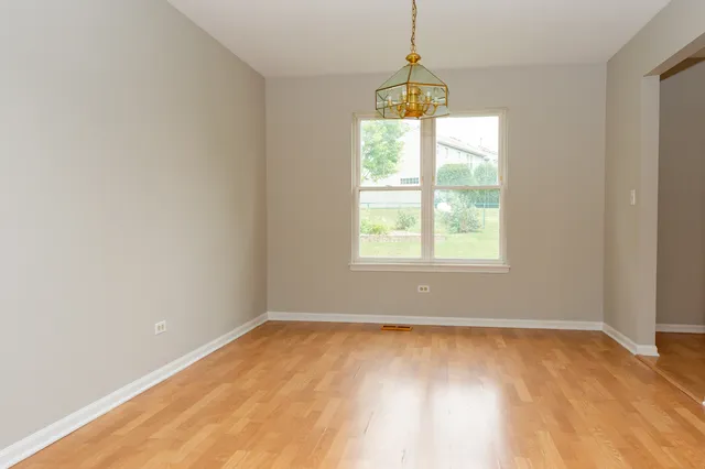 $432,500 | 992 McPhee Drive, Lake In The Hills, IL 60156