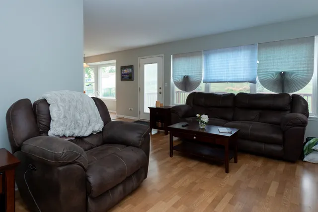 $432,500 | 992 McPhee Drive, Lake In The Hills, IL 60156