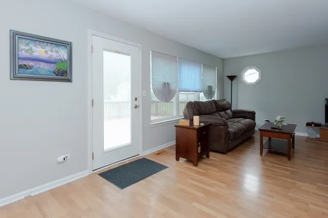 $432,500 | 992 McPhee Drive, Lake In The Hills, IL 60156