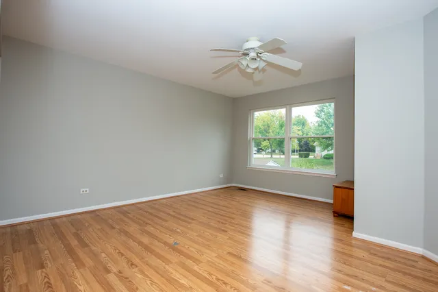 $432,500 | 992 McPhee Drive, Lake In The Hills, IL 60156