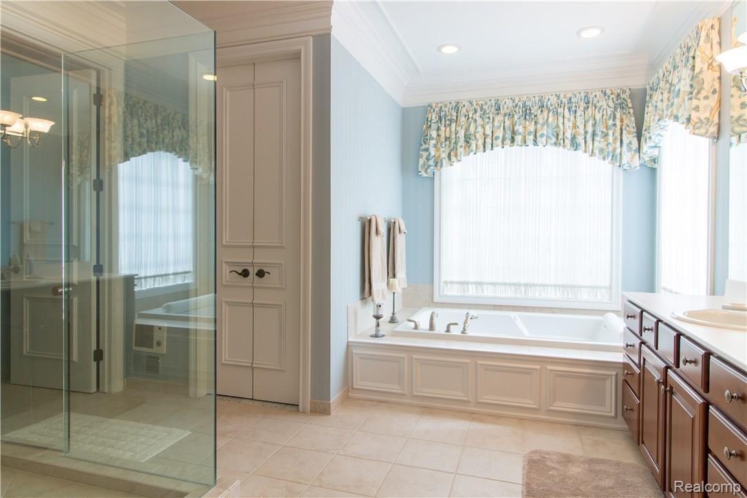 175 Devon Road Bloomfield Hills, MI 48302 - Photo 31 of 38 Master Bath - alternate view