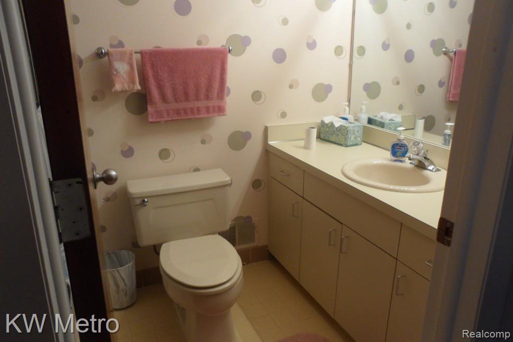5640 Ridgewood Road, Unit 28 West Bloomfield, MI 48322 - Photo 28 of 39 BEDROOM II FULL BATH