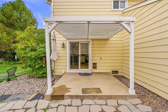 a view of a house with backyard and garden