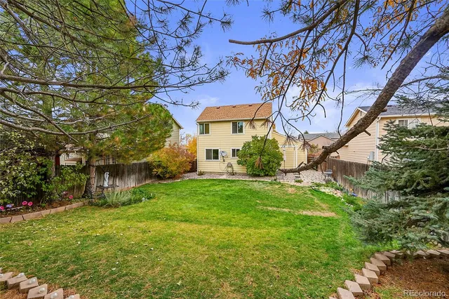 a view of a yard in front of house