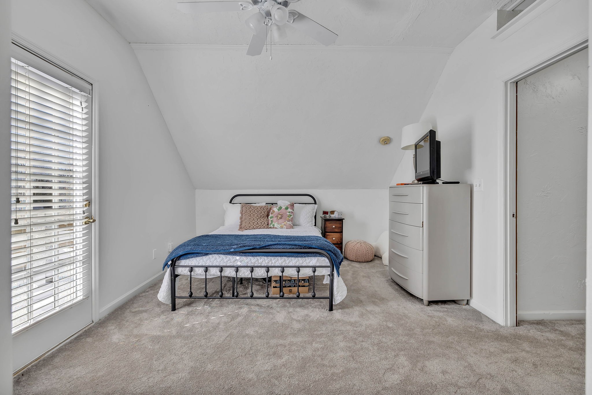 3941 Honeysuckle Way Chapel Hill, TN 37034 - Photo 28 of 38 a spacious bedroom with a bed and a window