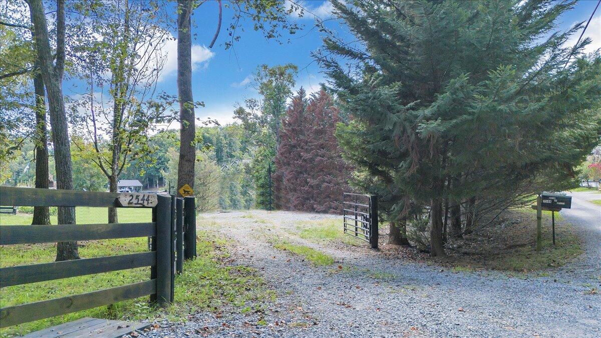 2544 Patmos Church Road Huddleston, VA 24104 - Photo 21 of 33 a view of a wooden fence