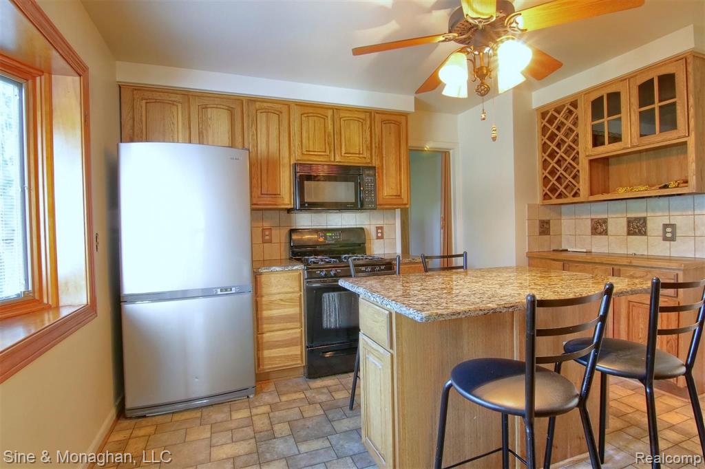 1536 Cook Road Grosse Pointe Woods, MI 48236 - Photo 7 of 39