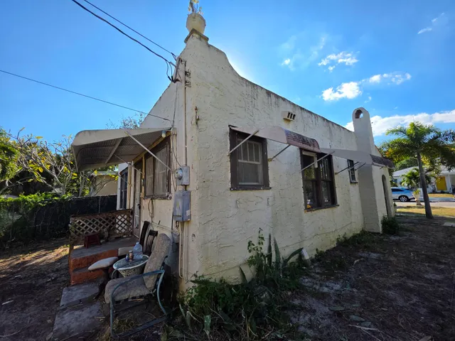 a view of a house with backyard porch and sitting area