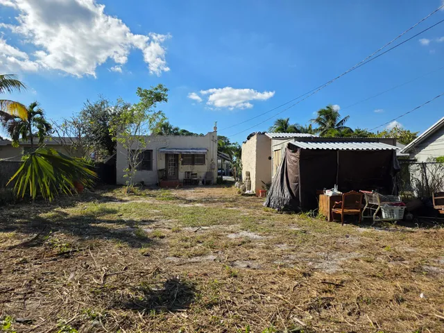 a view of a yard with a tree