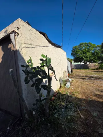 a view of a house with backyard and a tree