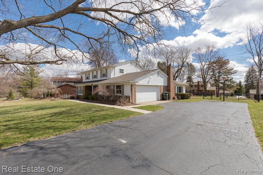 585 South Fieldstone Drive Rochester Hills, MI 48309 - Photo 2 of 34