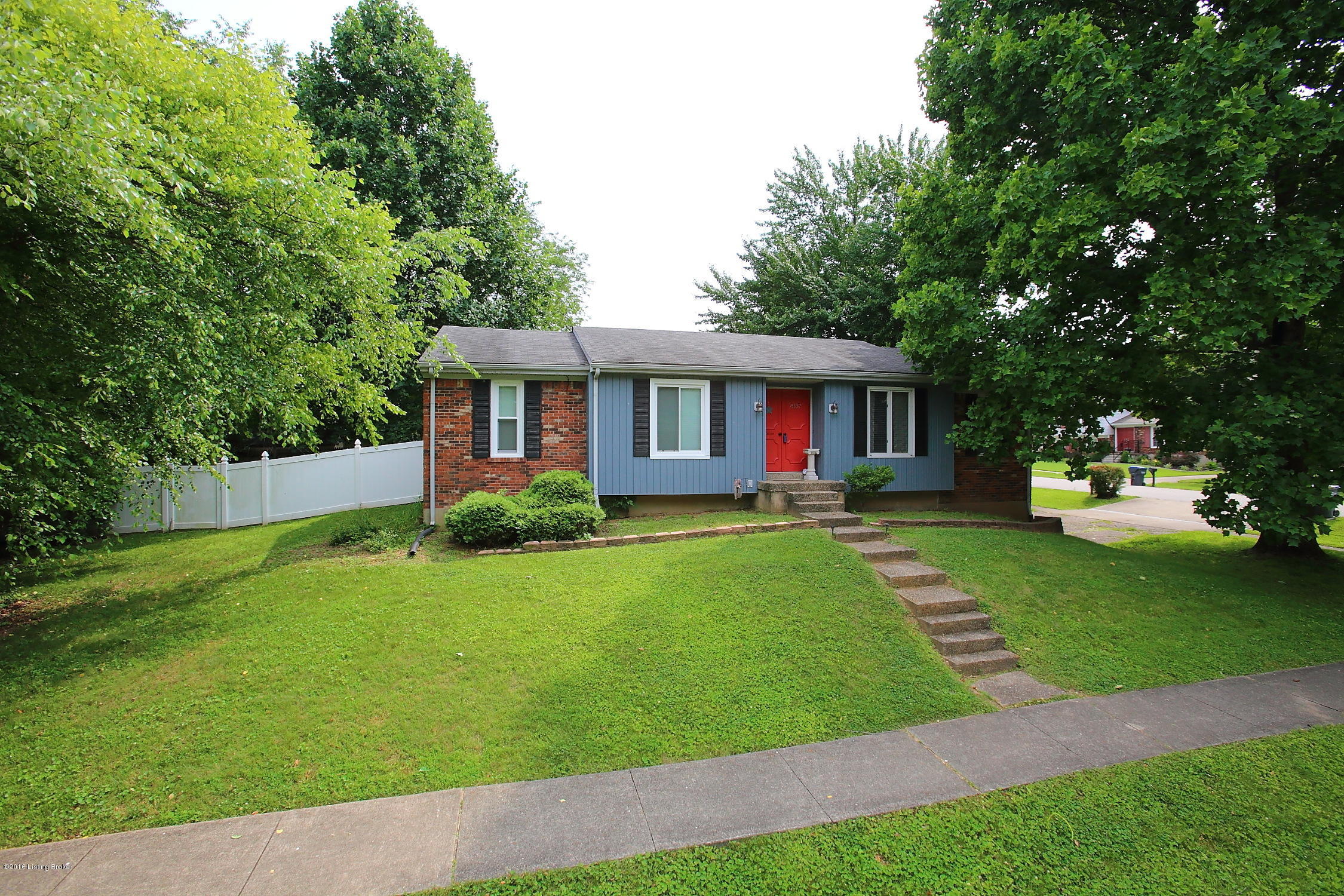 8137 Rochelle Road Louisville, KY 40228 - Photo 2 of 33 Front