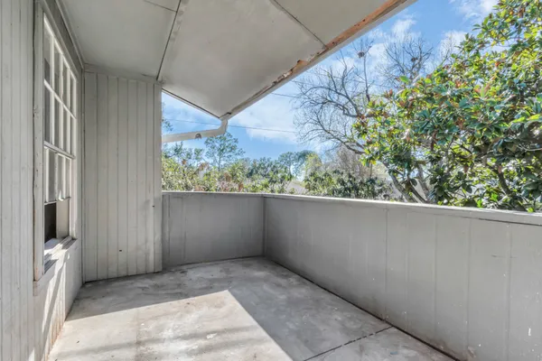 a view of a back yard