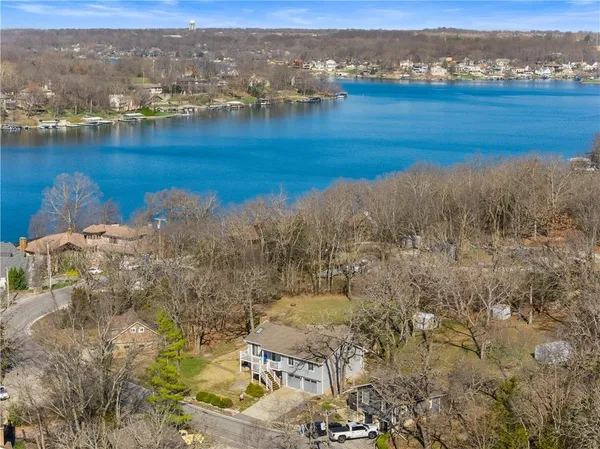 $515,000 | 57 Y St Lake, Lee's Summit, MO 64086