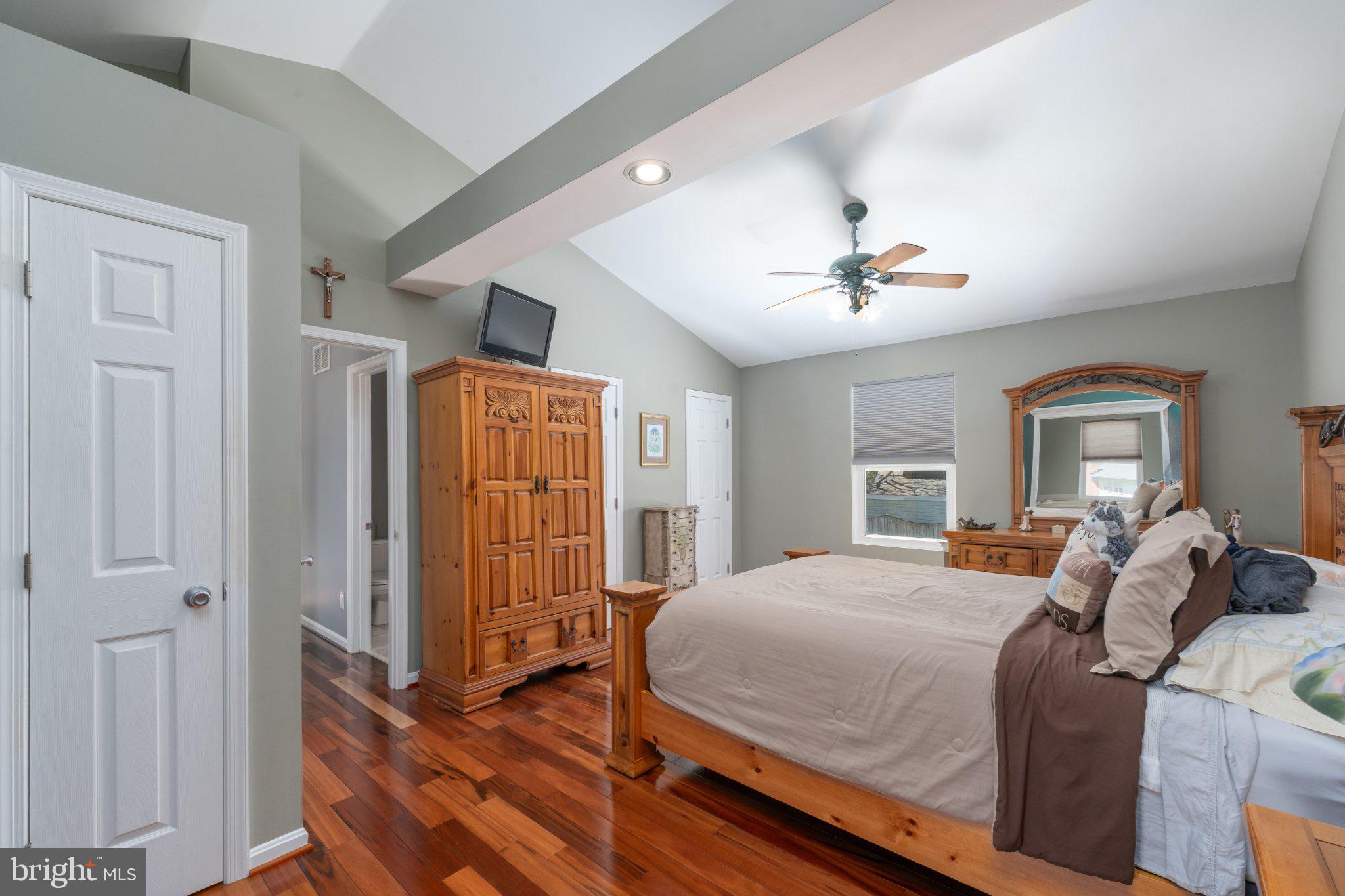 202 St Marys Road Essex, MD 21221 - Photo 12 of 33 Spacious bedroom with vaulted ceiling.