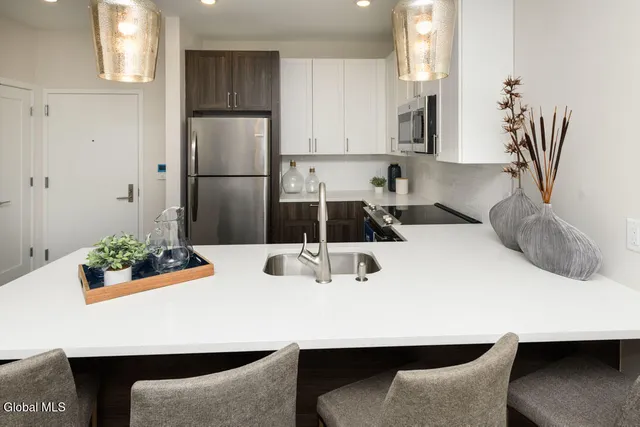 $2,875 | 6051 State Farm Road, Unit 118, Guilderland, NY 12084